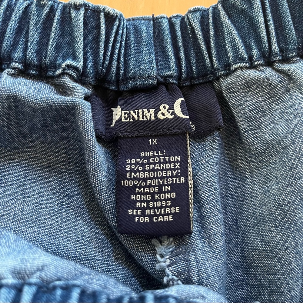 EUC Denim & Co high waist jean capris w flower embroidered detail at hem - Picture 5 of 7